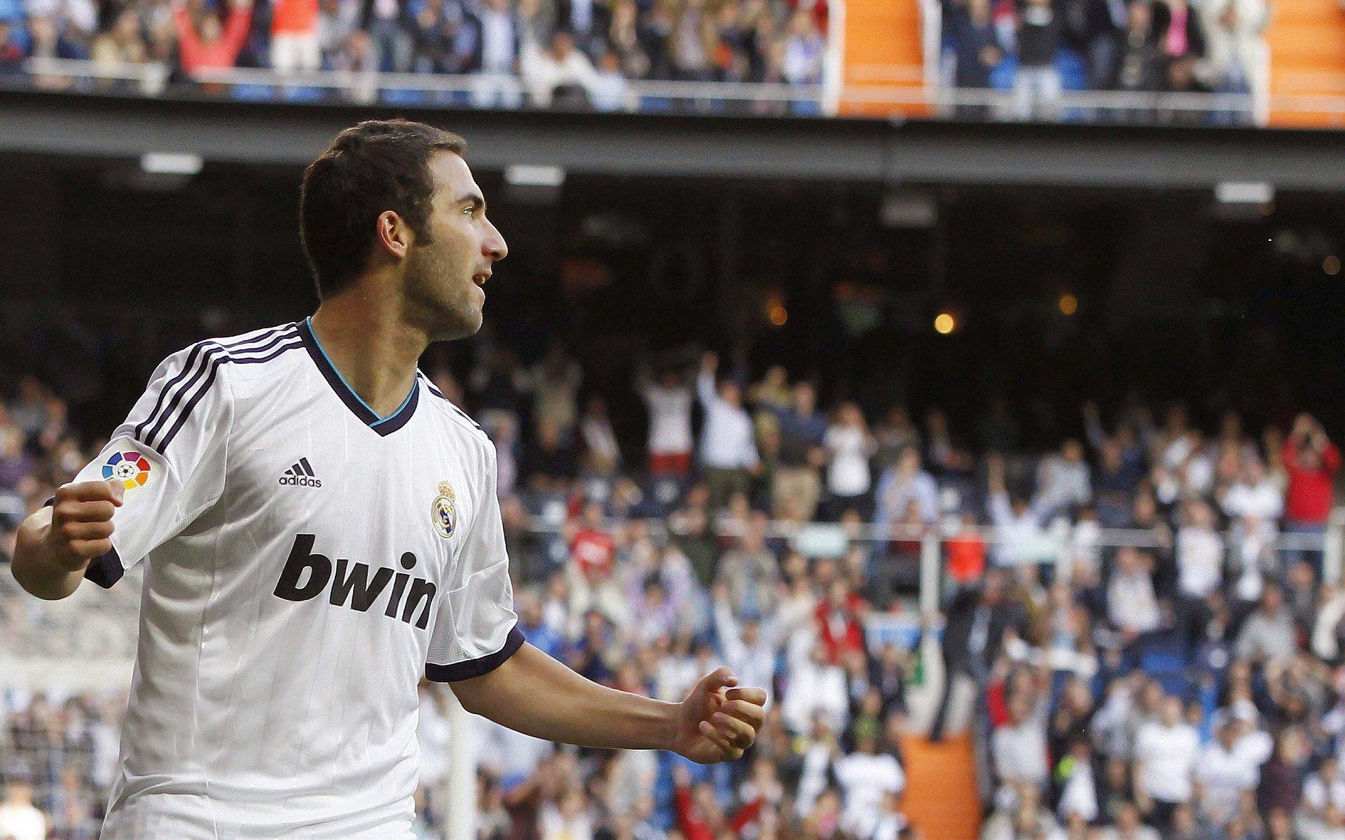 红黑军团未来基石！17岁中场科莫托续约至2028年，外租斯佩齐亚淬炼锋芒