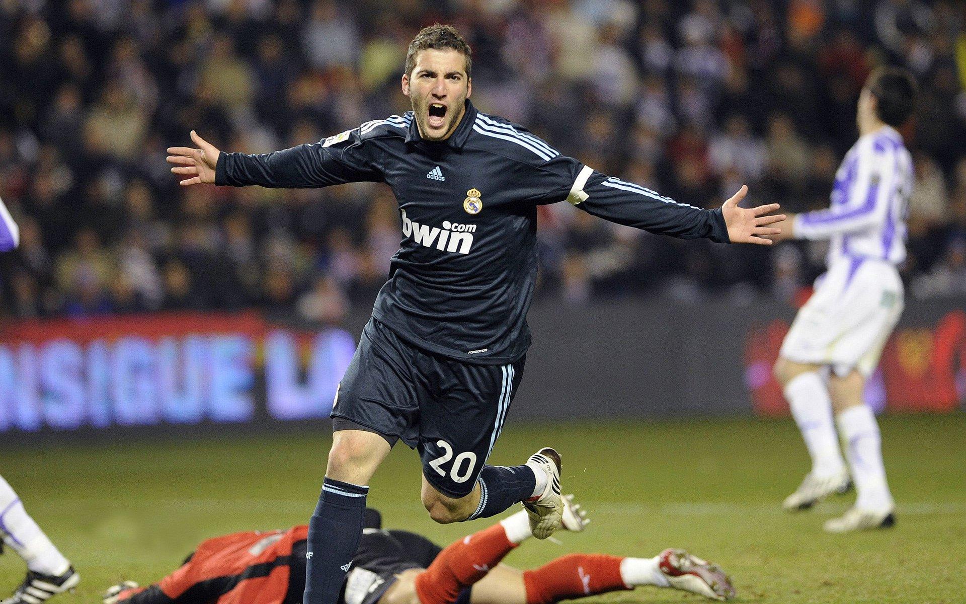 夜读，红蓝军团豪掷5000万欧元，莱万或成诺坎普新王牌